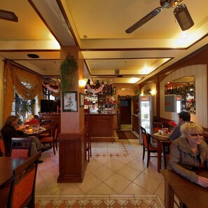 Breakfast, lunch, dinner served; Mediterranean cuisine  - Hotel Podzamcze (Szczecin)