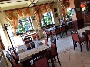 S'hi serveixen esmorzars, dinars, sopars i plats de cuina mediterrània 