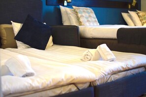 Family Room | Blackout curtains, free WiFi, bed sheets - Motell Vätterleden (Gränna)