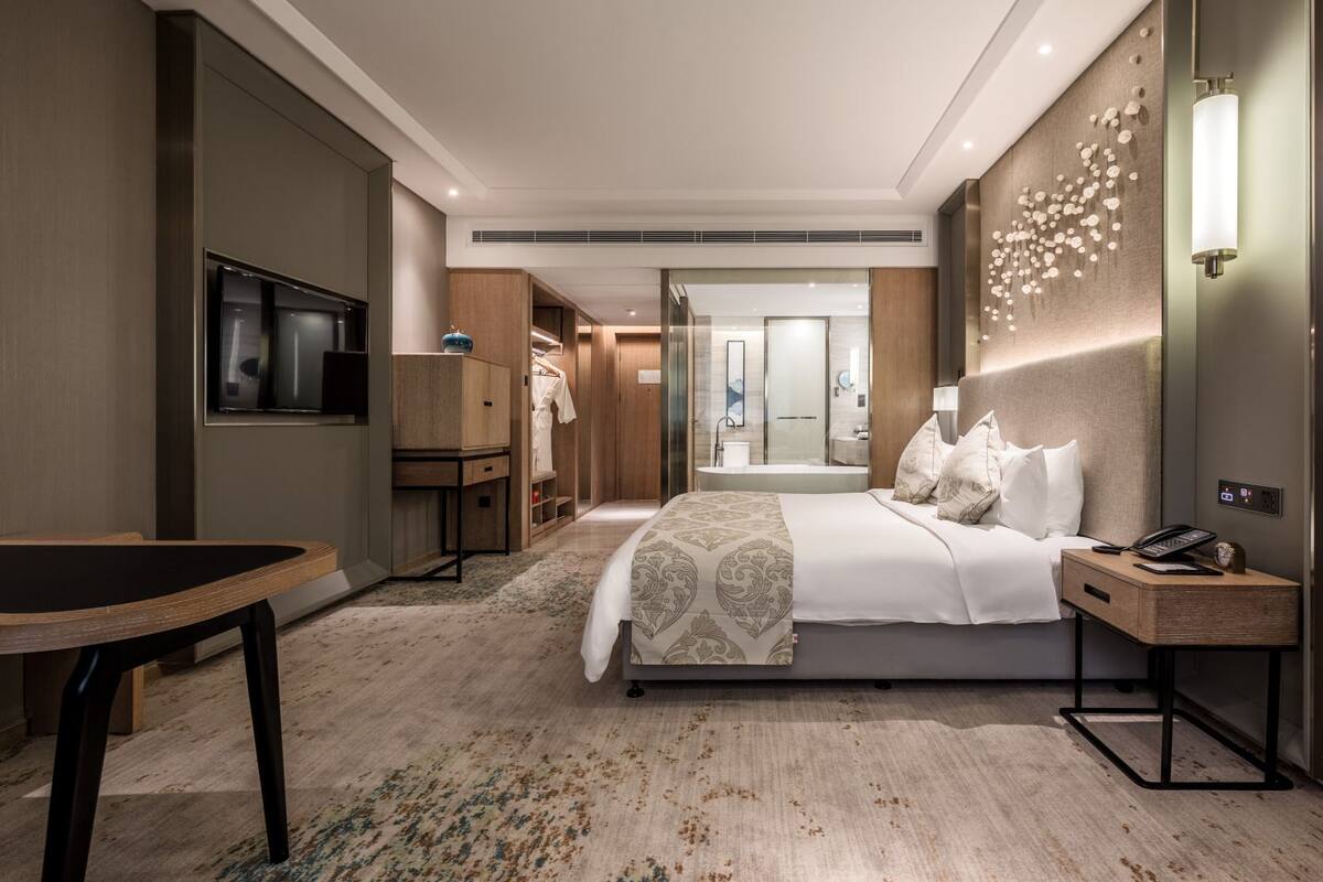 Executive Deluxe Room | In-room safe, rollaway beds (surcharge), WiFi (free)