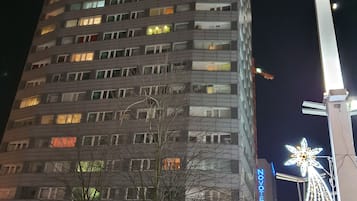 Majoituspaikan julkisivu illalla/yöllä