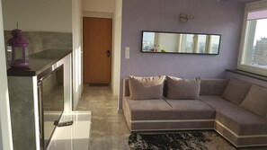 Deluxe Studio Suite, 1 Bedroom, City View | Living room