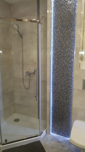 Deluxe Studio Suite, 1 Bedroom, City View | Bathroom