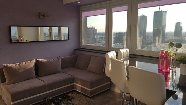Deluxe Studio Suite, 1 Bedroom, City View | Living room