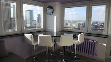 Deluxe Studio Suite, 1 Bedroom, City View | In-room dining