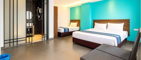 Deluxe Triple Room | 1 bedroom, desk, soundproofing, iron/ironing board