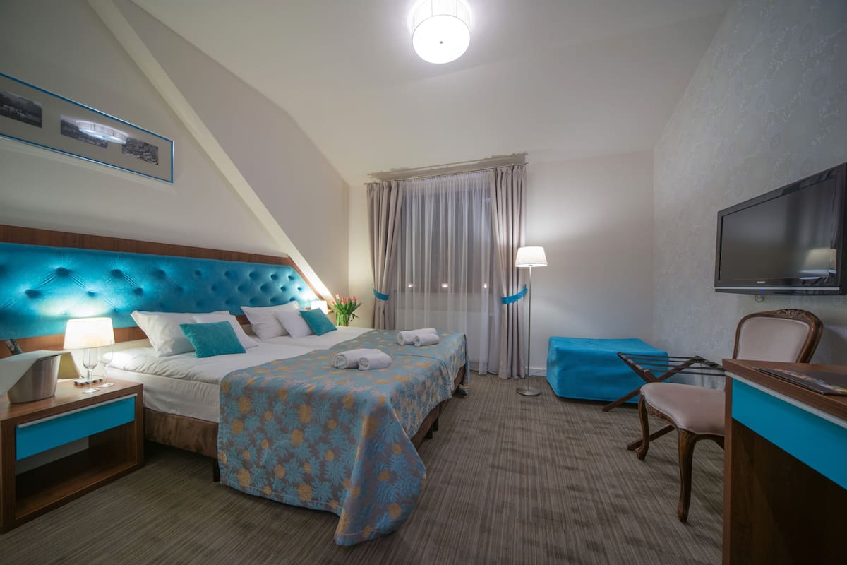 standard room | in-room safe, individually decorated, desk, iron/ironing board