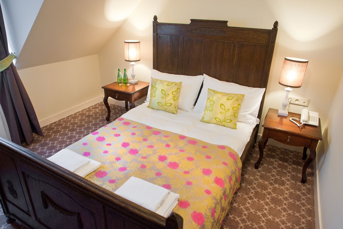 Apartment, 1 Bedroom | In-room safe, individually decorated, desk, iron/ironing board