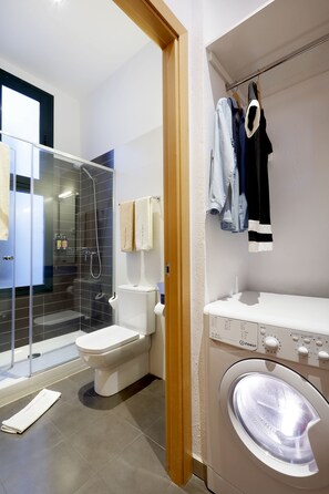 Deluxe Apartment | Bathroom