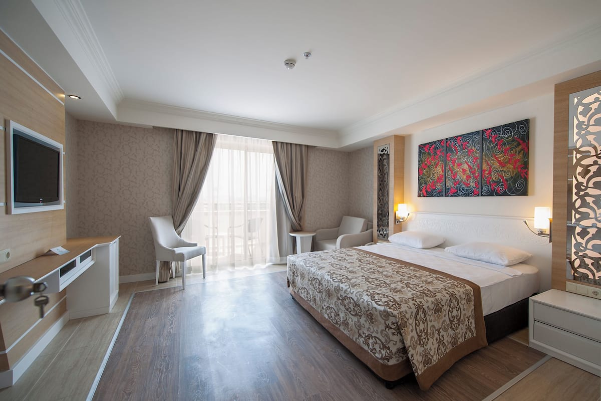 Premium bedding, free minibar, in-room safe, desk