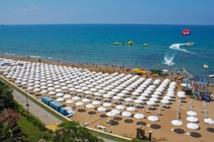 White sand, free beach shuttle, sun loungers, beach umbrellas