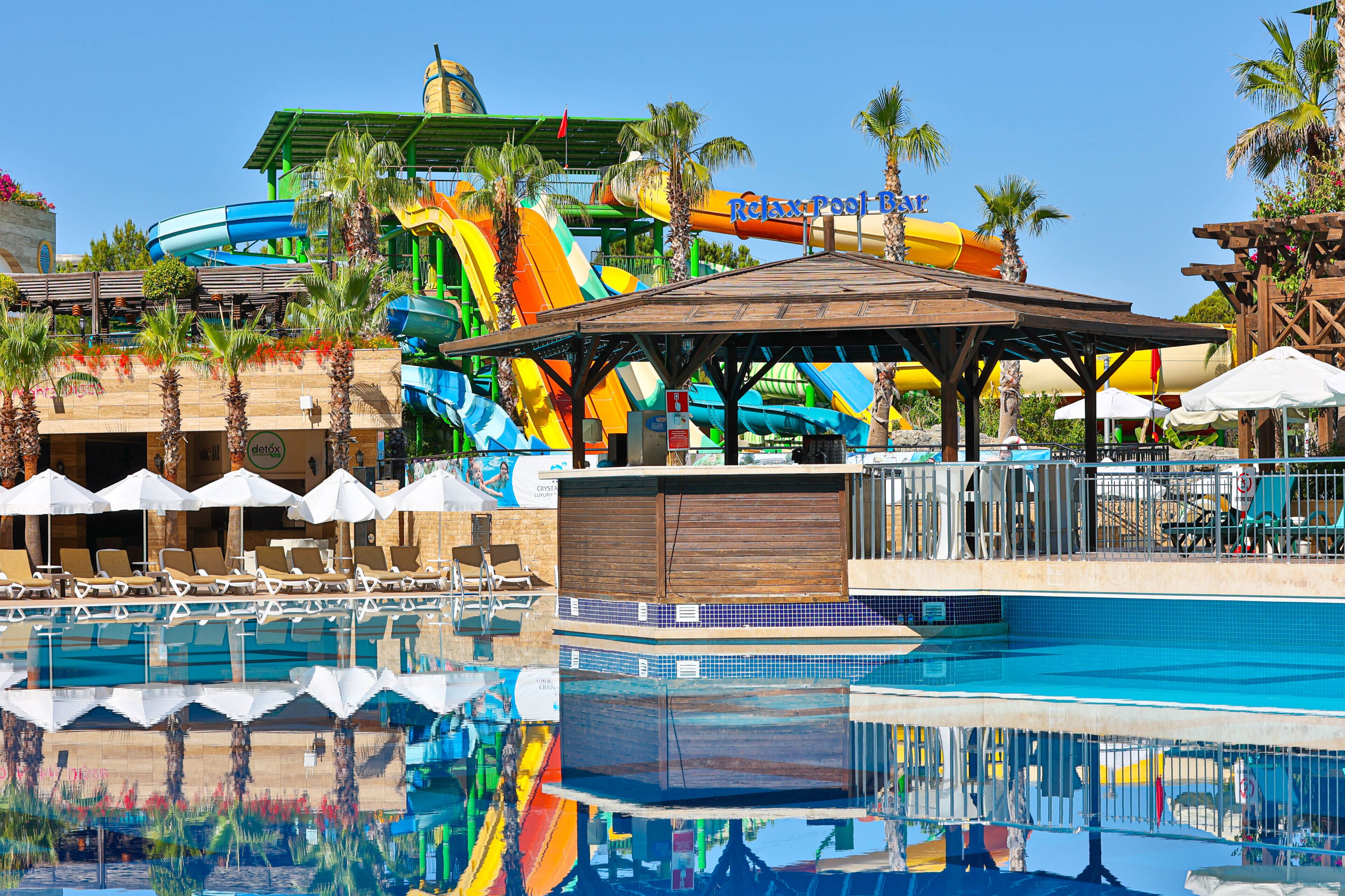 2 piscinas internas, 5 piscinas externas, guarda-sóis, espreguiçadeiras