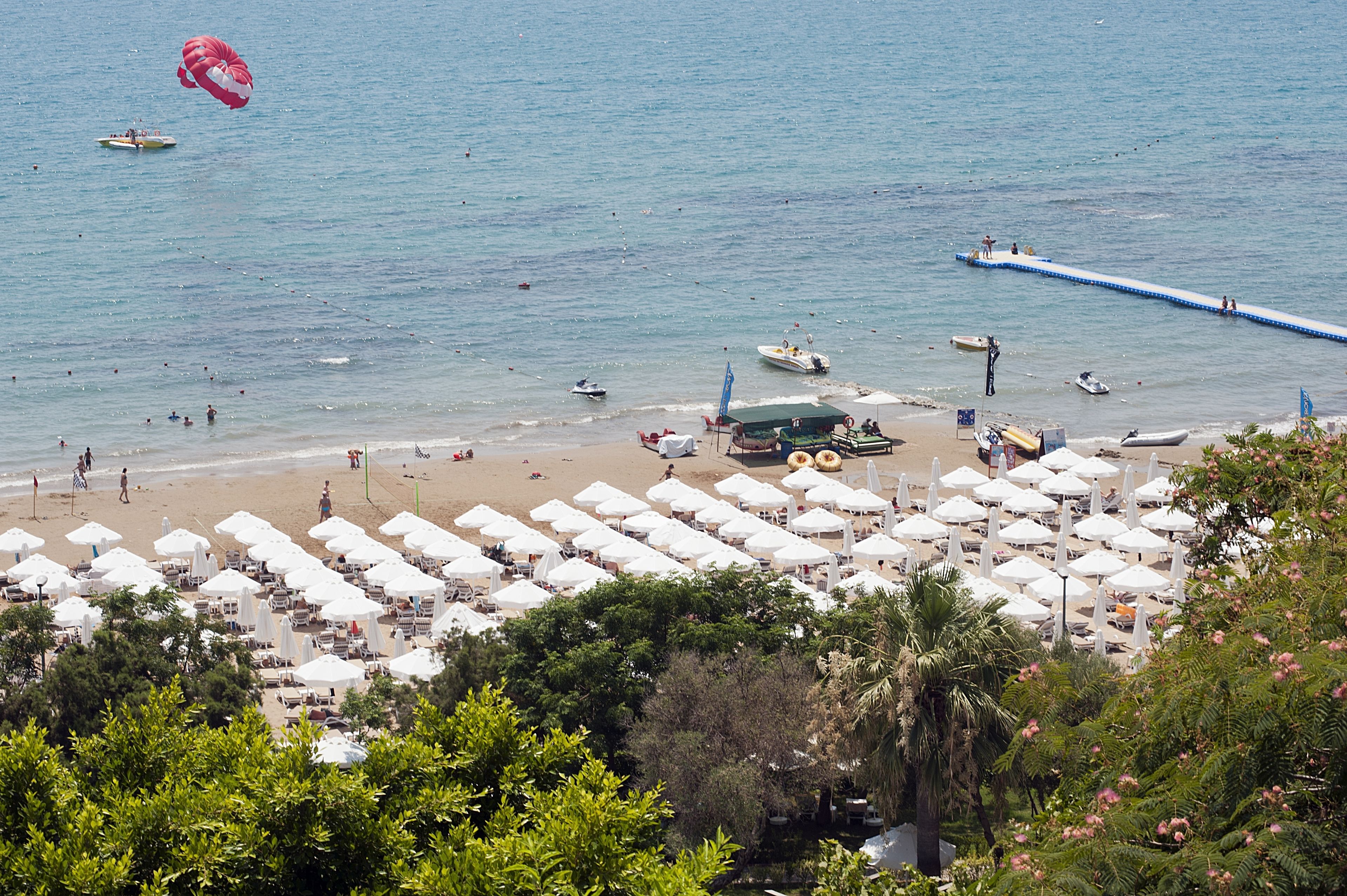 White sand, free beach shuttle, sun loungers, beach umbrellas