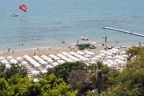 White sand, free beach shuttle, sun loungers, beach umbrellas
