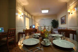 Corner Suite | In-room dining
