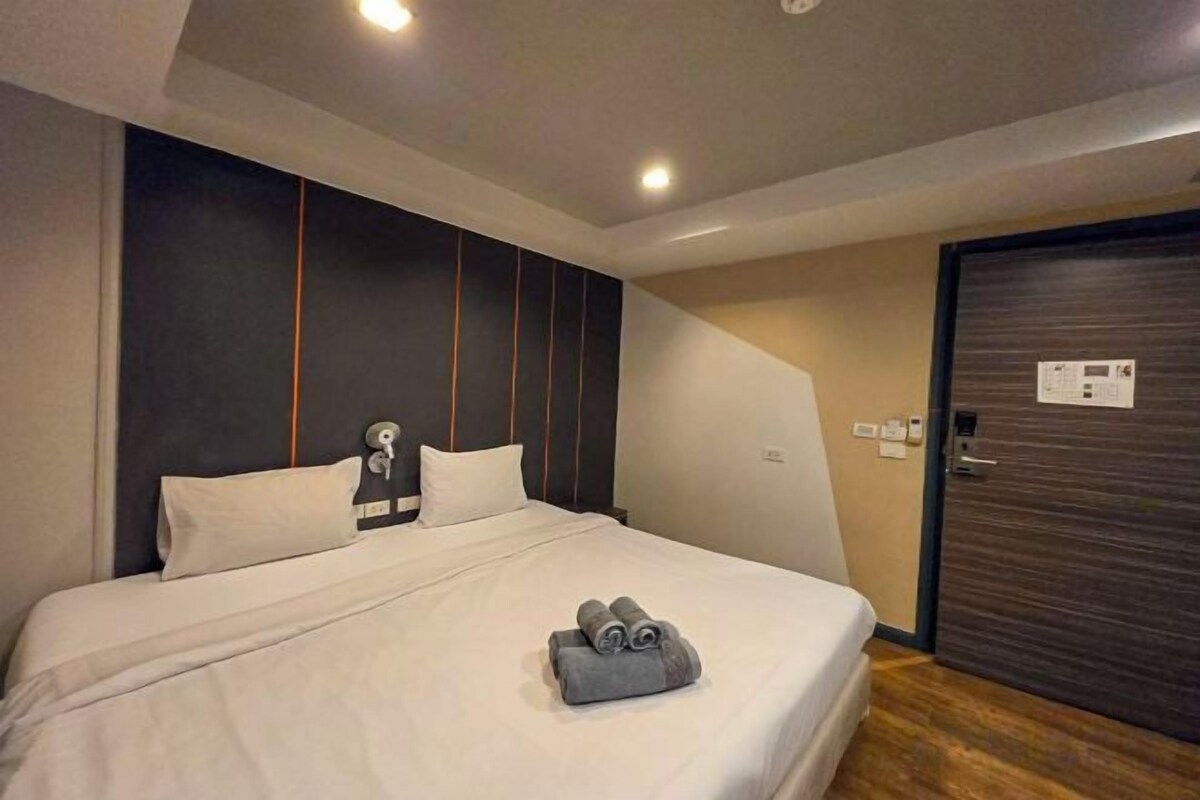 In-room safe, blackout drapes, WiFi (free)