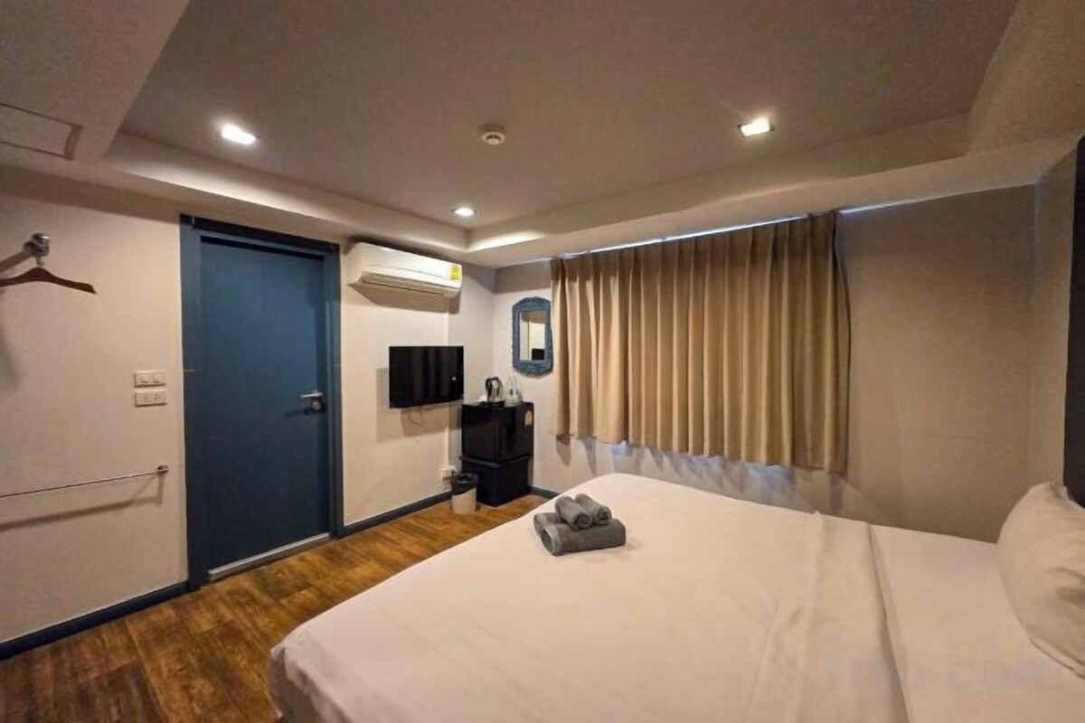 In-room safe, blackout curtains, free WiFi