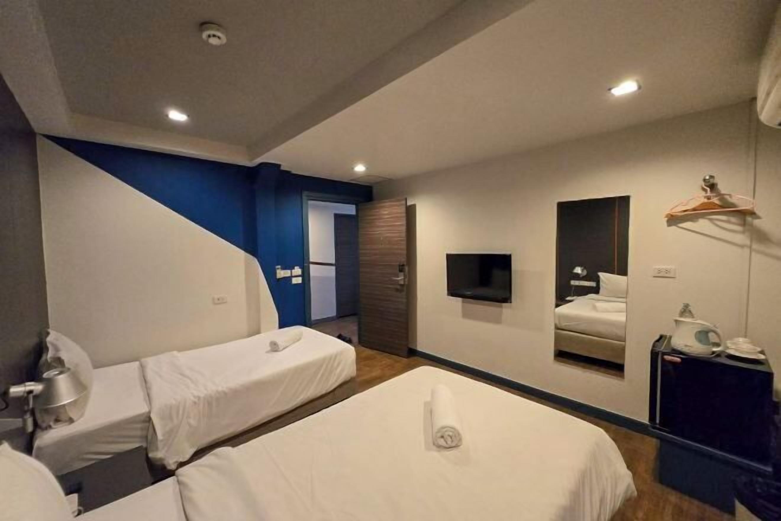 In-room safe, blackout drapes, free WiFi