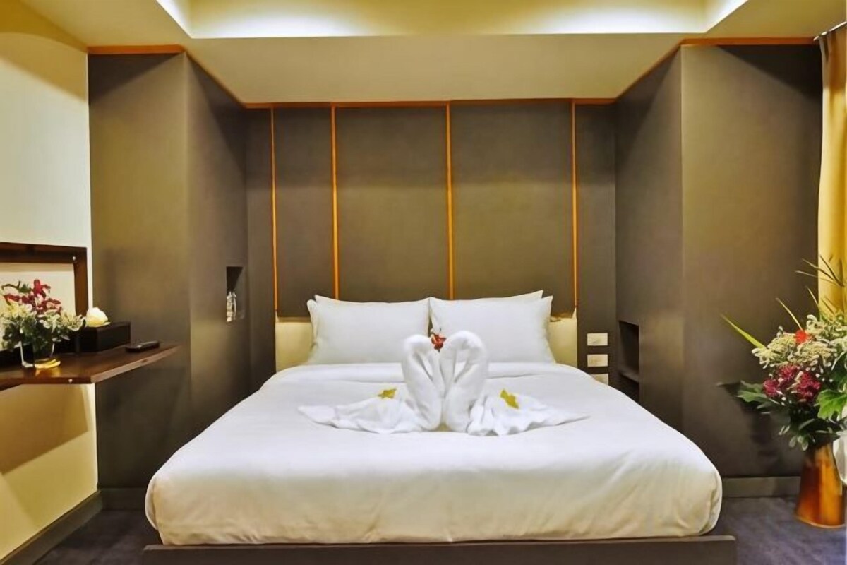 In-room safe, blackout drapes, WiFi (free)