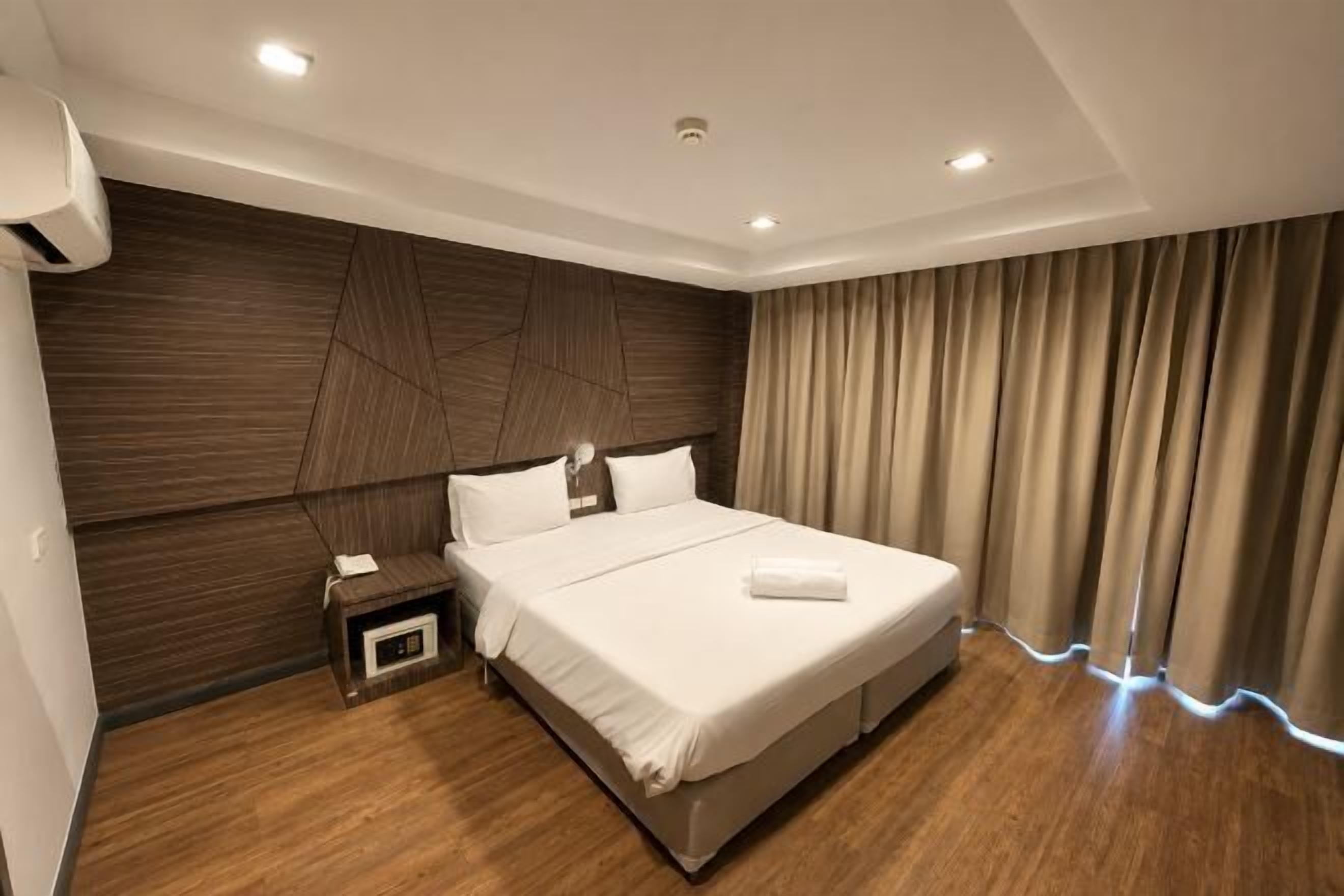 In-room safe, blackout drapes, free WiFi