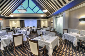 Déjeuner, dîner et souper servis sur place; cuisine régionale 