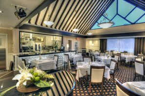 Breakfast, lunch and dinner served  - L'Escale Hôtel Suites (Val-d'Or)