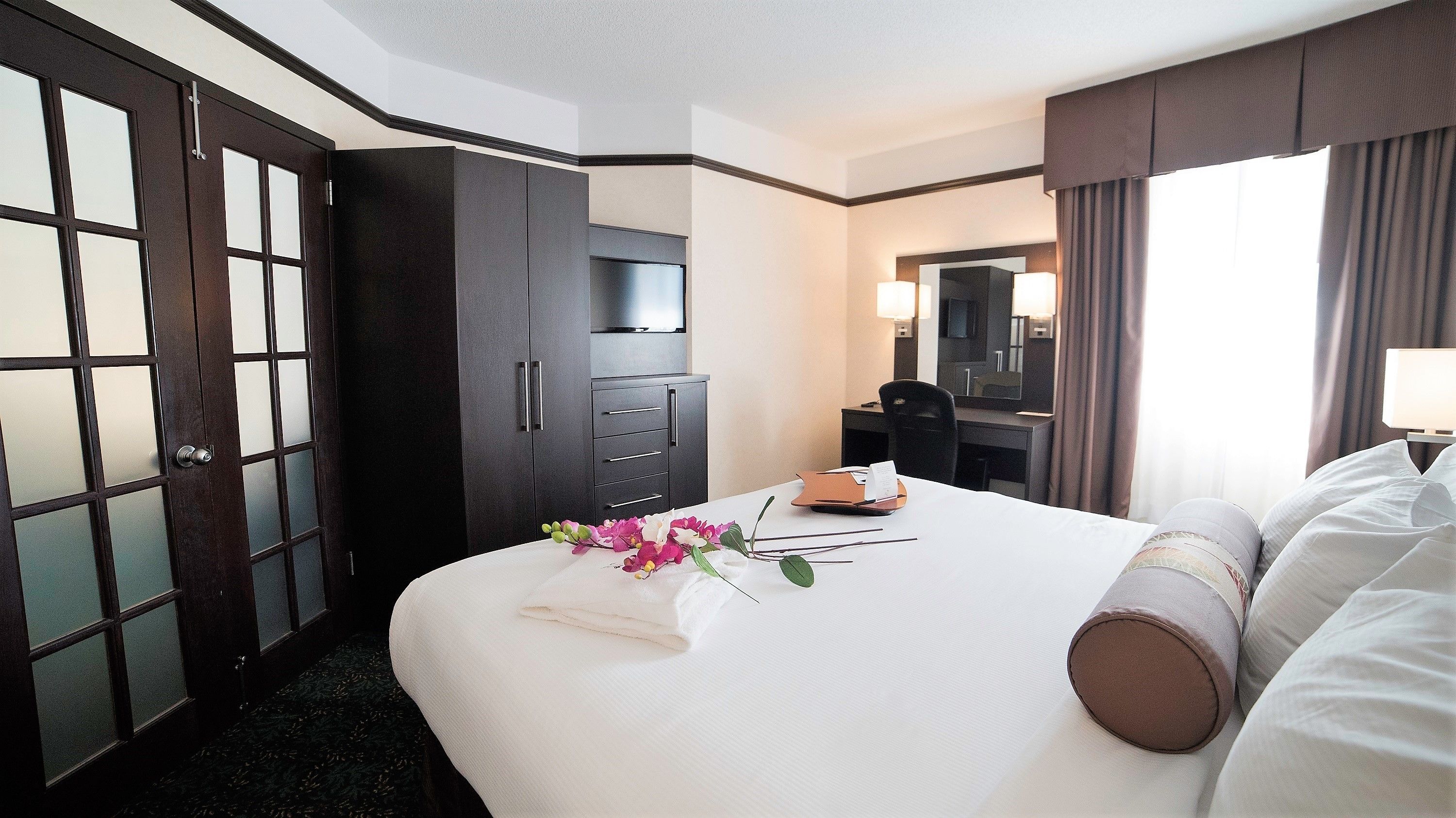 suite, 2nd floor, 1 king bed with jetted tub | desk, soundproofing, iron/ironing board, free wifi