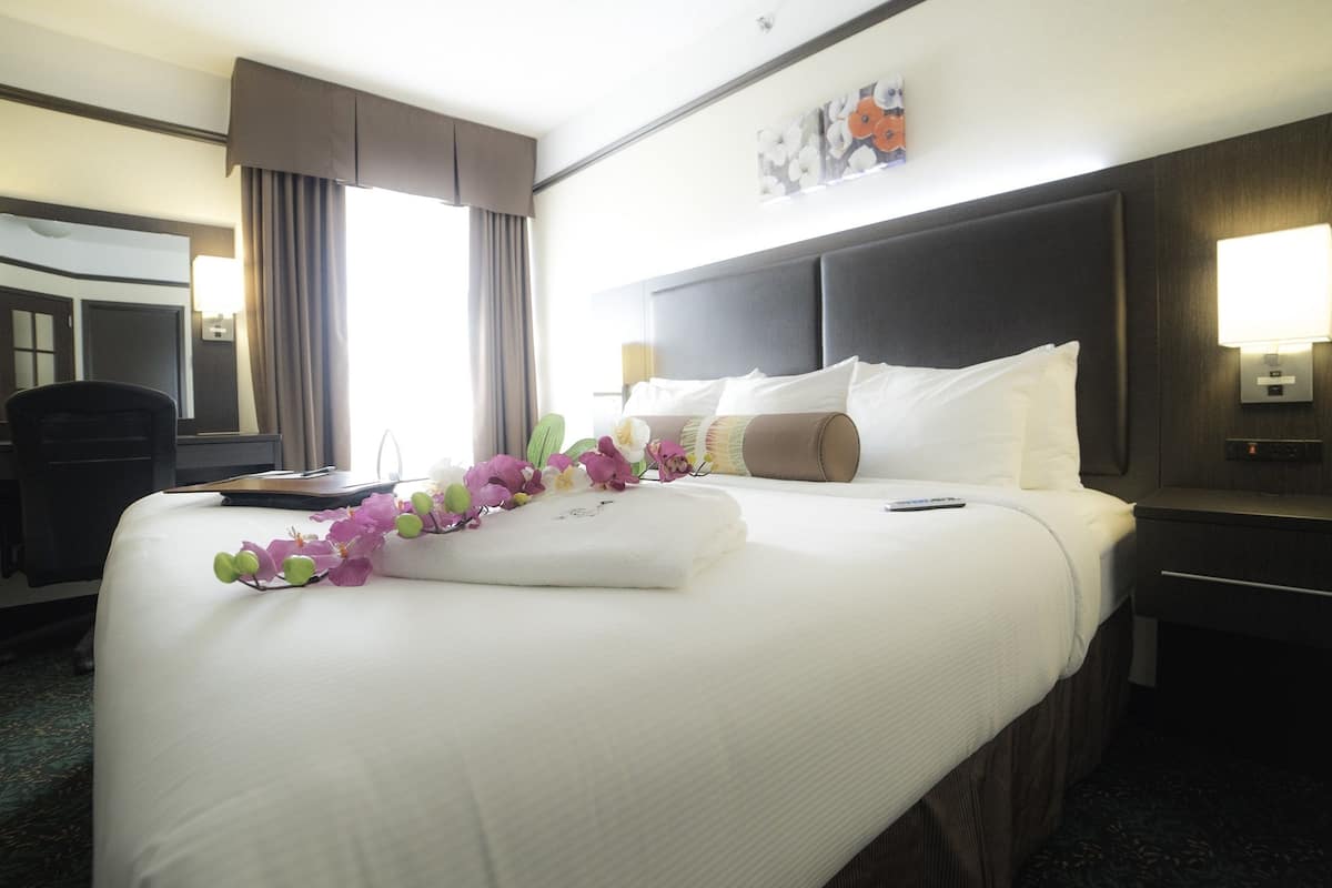 suite, 2nd floor, 1 king bed with jetted tub | desk, soundproofing, iron/ironing board, free wifi