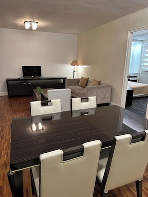 Habitación ejecutiva, 2 habitaciones | Zona de estar | Una televisión
