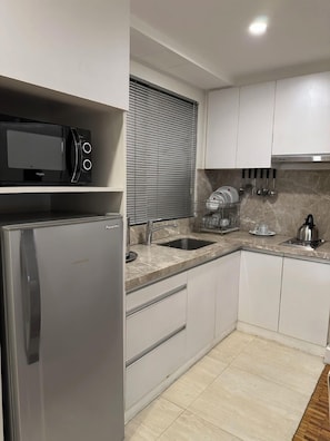 Habitación ejecutiva, 2 habitaciones | Cocina privada | Frigorífico, placa de cocina y utensilios de cocina