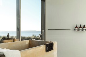 Deluxe Room | Bathroom