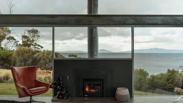 LCD-tv, iPod-dockingstation, bøger, gulvvarme