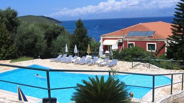 Piscina externa sazonal, funciona das 9h às 19h, guarda-sóis