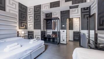Une chambre d’hôtel dotée d’un grand lit, d’une armoire, d’un coin salon et d’une télévision.