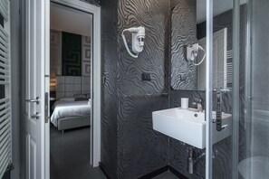 Shower, hair dryer, towels - Hotel Spagna (Florence)
