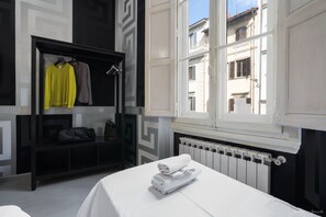 Classic Quadruple Room | Down comforters, desk, WiFi, bed sheets - Hotel Spagna (Florence)