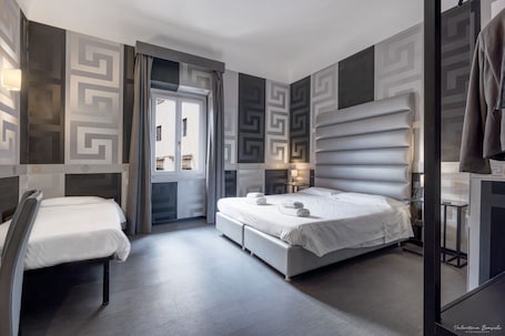 Cubrecamas, escritorio, wifi y ropa de cama