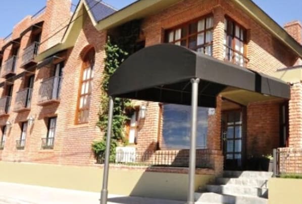 Front of property - Hotel Ayres Colonia (Colonia del Sacramento)