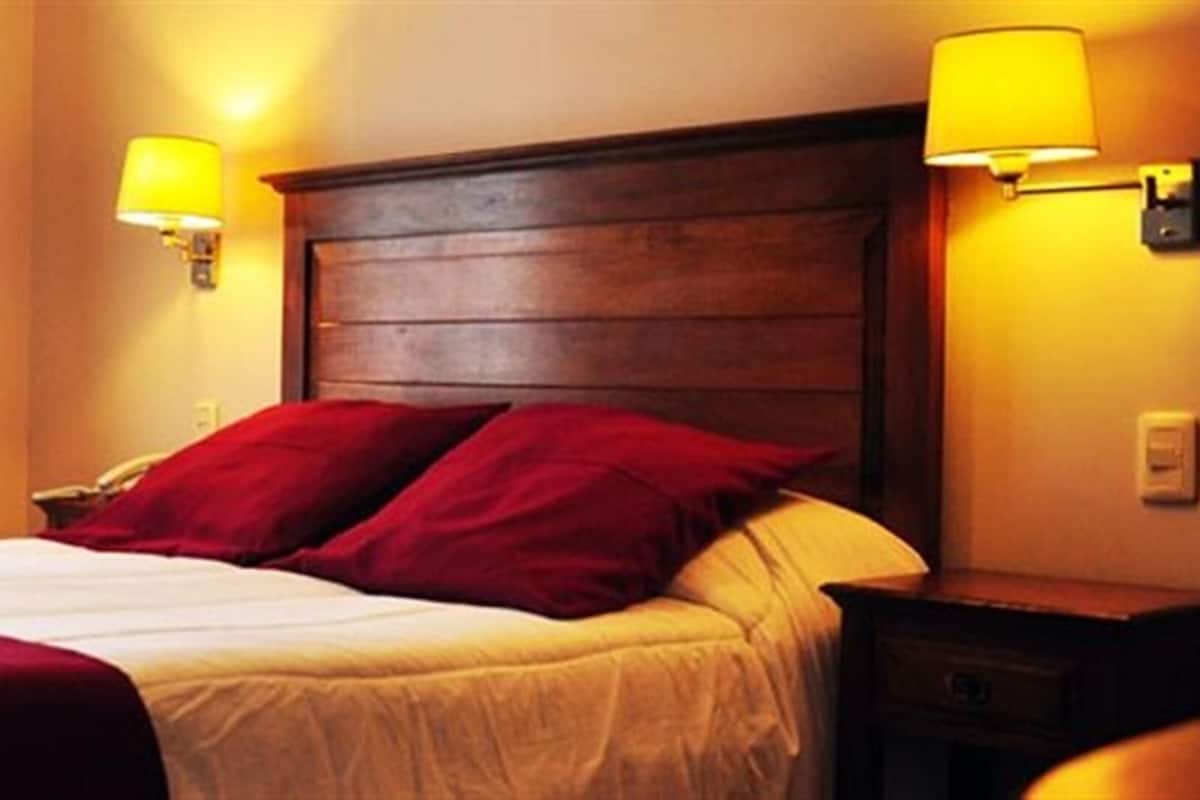 Minibar, Zimmersafe, Schreibtisch, Bügeleisen/Bügelbrett
