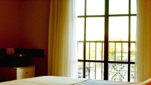 Minibar, coffres-forts dans les chambres, bureau