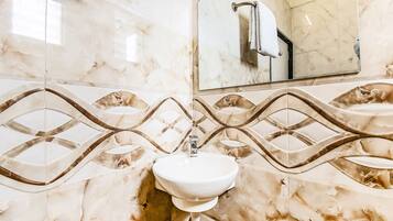 Deluxe Room | Bathroom | Shower, free toiletries, towels