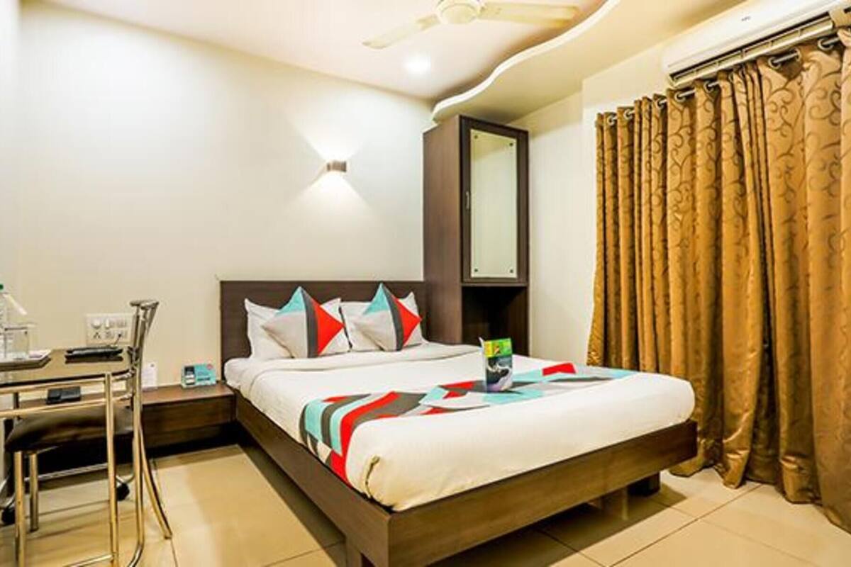 Deluxe Room | Egyptian cotton sheets, premium bedding, desk, WiFi (free)