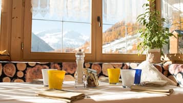 Aperto a colazione, pranzo e cena, cucina locale