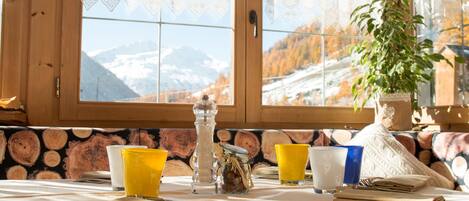 Déjeuner, dßner et souper servis sur place; cuisine locale