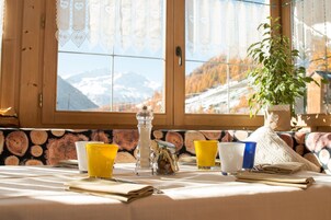 Aperto a colazione, pranzo e cena, cucina locale 