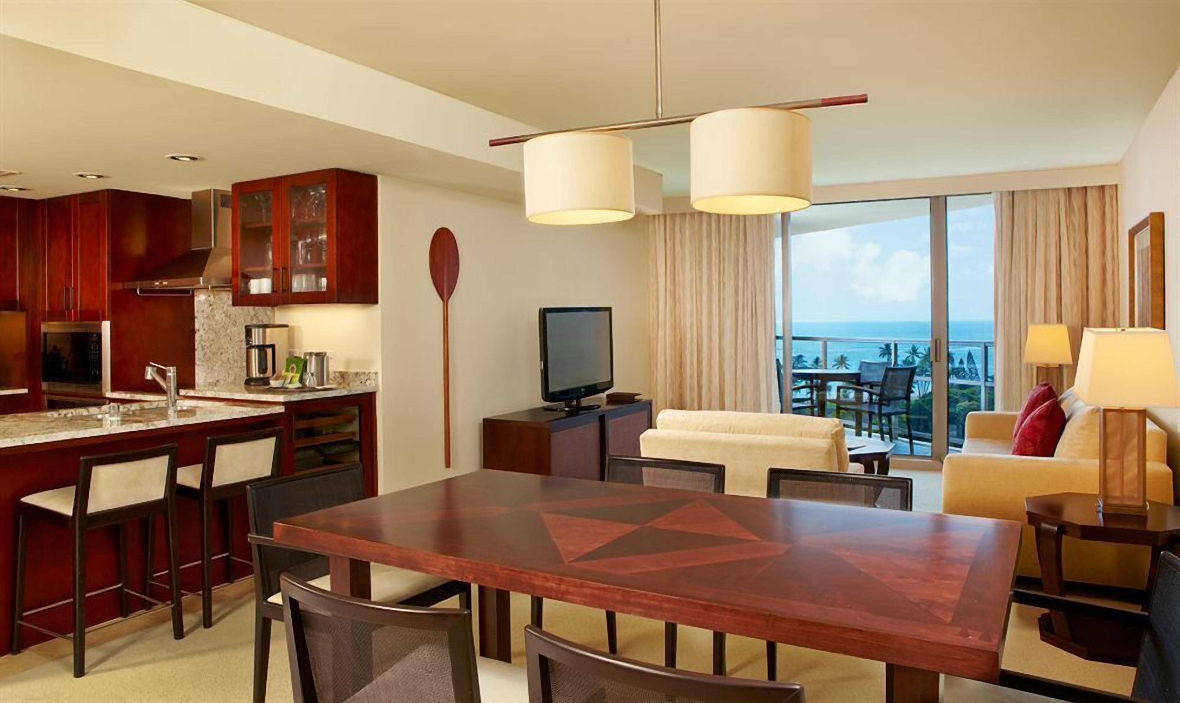 deluxe room, 1 bedroom, partial ocean view | in-room dining