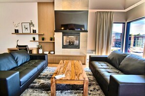 Suite – president, 1 kingsize-seng | Oppholdsområde | En 52-tommers Flatskjerm-TV med kabel-kanaler samt TV