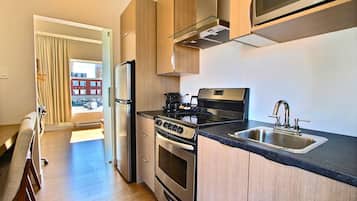 Studio, 1 Queen Bed with Sofa bed, Kitchenette | Private kitchen | Fridge, espresso maker