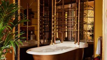 Best Room (Garden view) | Badrum | Lyxtoalettartiklar, hårtork, badrock och tofflor