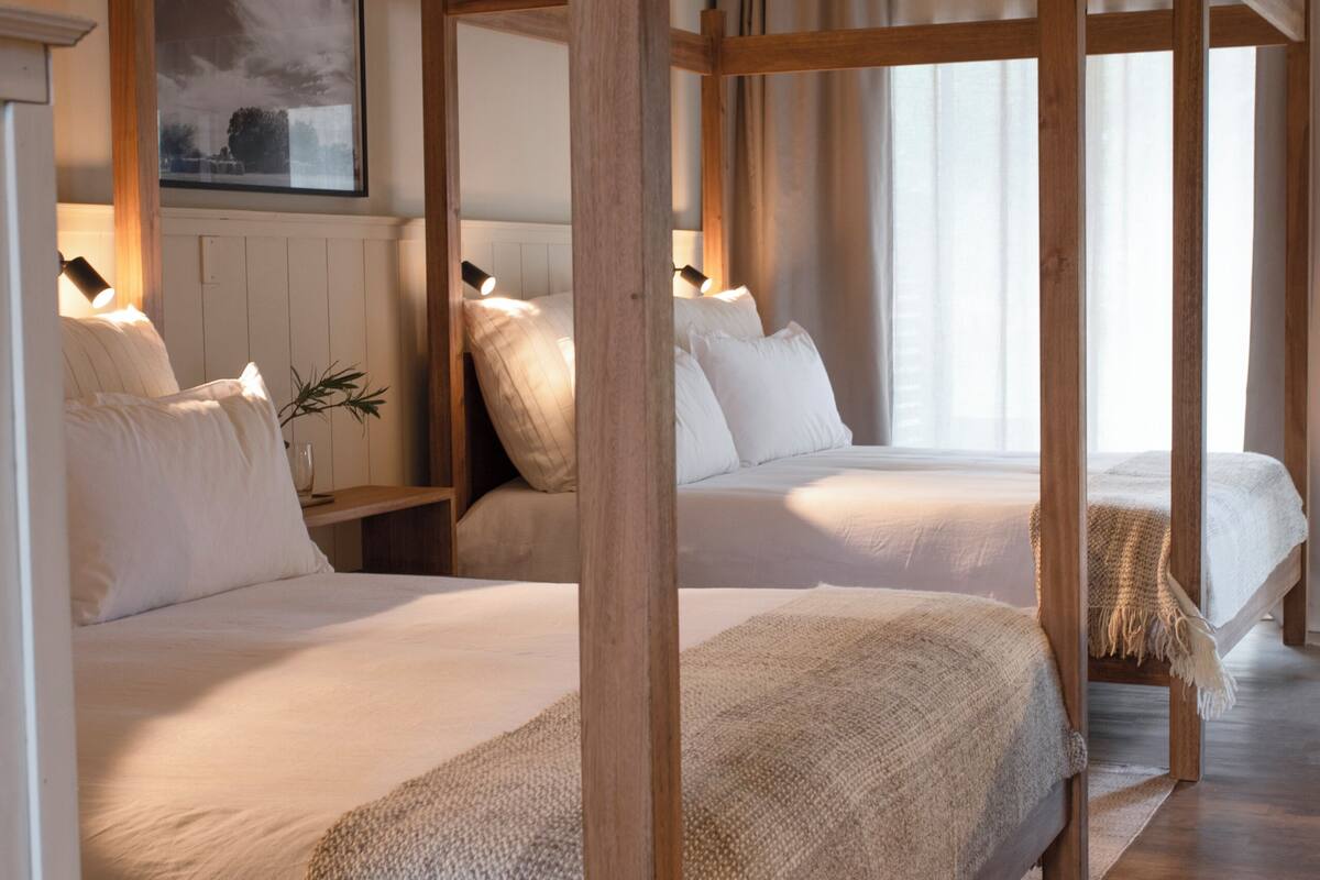 Minibar, coffres-forts dans les chambres, fer et planche à repasser